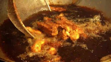 老板街食物晚<strong>上市</strong>场泰国烤架鸡翅膀沸腾棕色（的）石油大碗